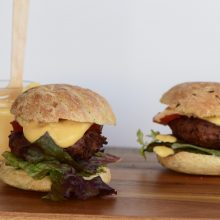 Νηστίσιμο Mini Burger με χειροποίητο ψωμάκι & σως